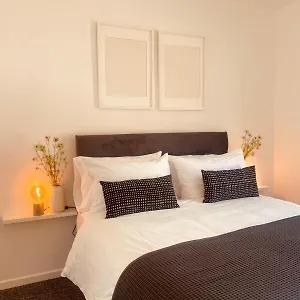  Holiday home Spacious 2bed - 10 Mins To City - Free Parking