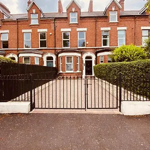  Holiday home 4br Spacious Home- 5 Mins To City- Free Secure Parking